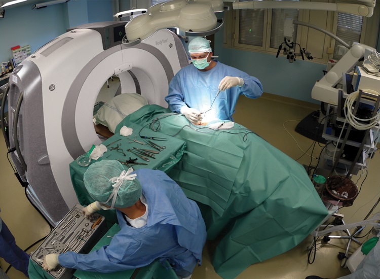 术中三维成像设备有哪些:术中CT、三维C型臂等